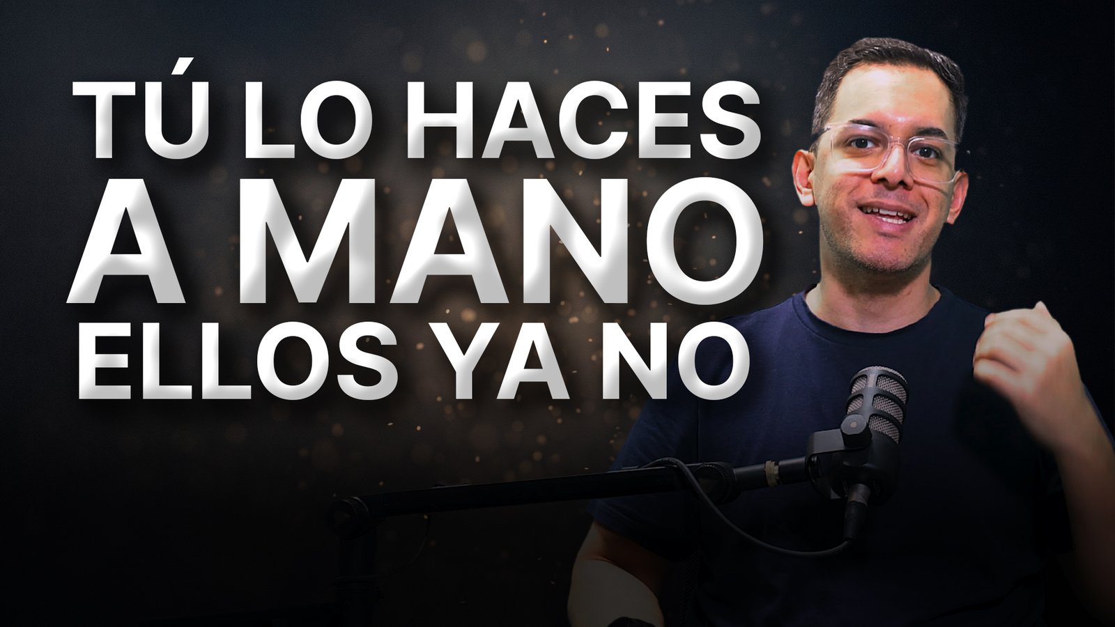José Yuriar en su estudio junto al texto «Tú lo haces a mano, ellos ya no»